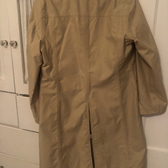 Woman’s Lands End Raincoat - Picture 3 of 4